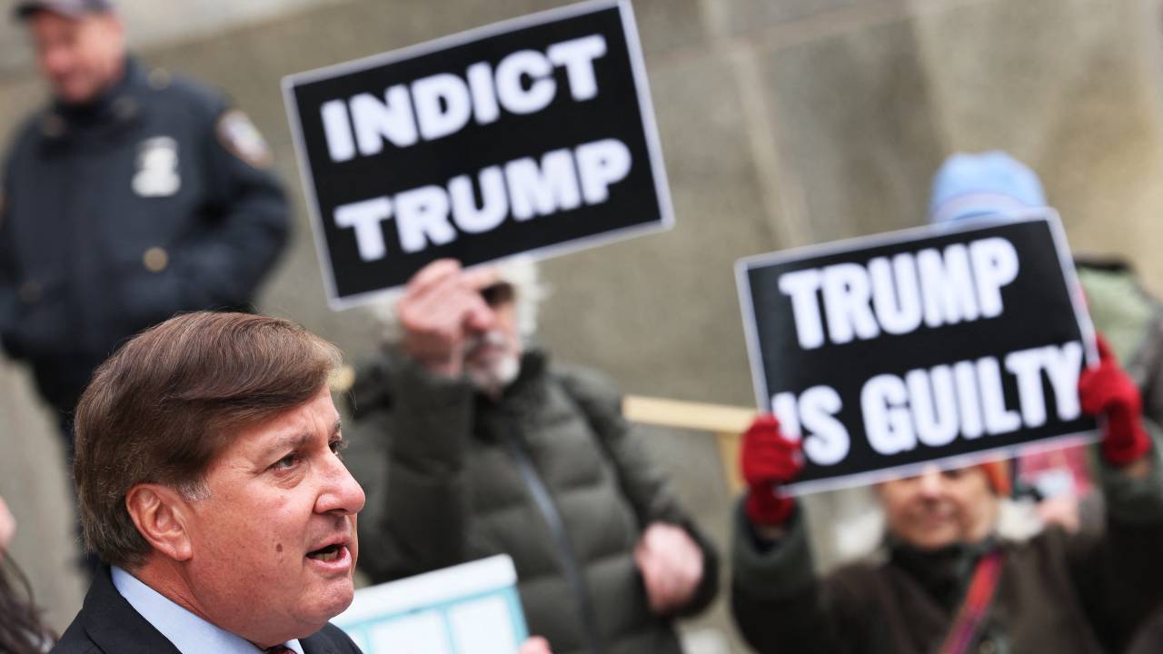 NEW YORK, NEW YORK - JANUARY 10: Nicholas Gravante, lawyer for Former Trump Organization Executive Allen Weisselberg, speaks to reporters after a sentencing hearing for his client at Manhattan Criminal Court on January 10, 2023 in New York City. Weisselberg, is facing a five-month prison sentence after pleading guilty to 15 state crimes last year and agreeing to testify against the Trump Organization this past fall. Weisselberg will serve his prison sentence on Riker's Island and will have five years probation after his release. Michael M. Santiago/Getty Images/AFP (Photo by Michael M. Santiago / GETTY IMAGES NORTH AMERICA / Getty Images via AFP)