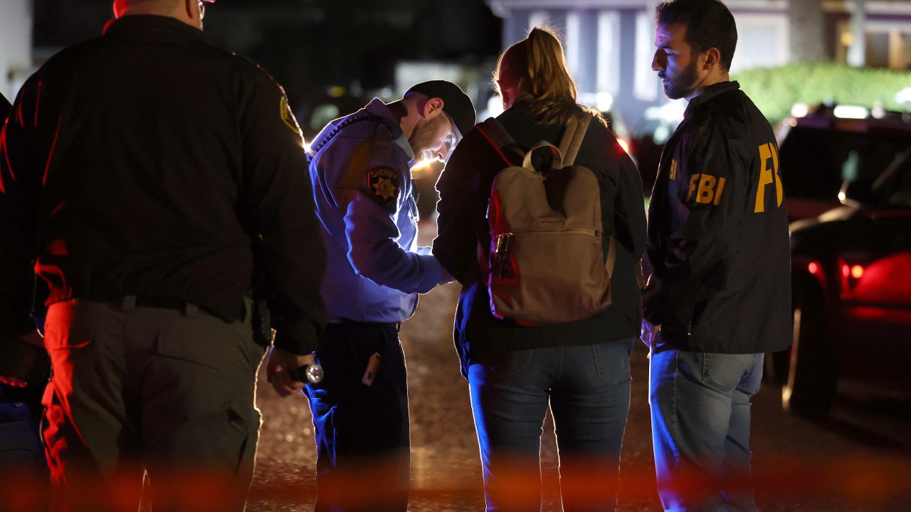 HALF MOON BAY, CALIFORNIA - JANUARY 23: A San Mateo County sheriff deputy checks in FBI agents as they arrive at the scene of a shooting on January 23, 2023 in Half Moon Bay, California. Seven people were killed at two separate farm locations that were only a few miles apart in Half Moon Bay on Monday afternoon. The suspect, Chunli Zhao, was taken into custody a few hours later without incident. Justin Sullivan/Getty Images/AFP (Photo by JUSTIN SULLIVAN / GETTY IMAGES NORTH AMERICA / Getty Images via AFP)