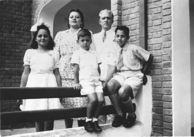 Fernando Henrique Cardoso, aos 10 anos de idade, com o pai, Leônidas, a mãe, Nayde, e os irmãos, em 1941 -