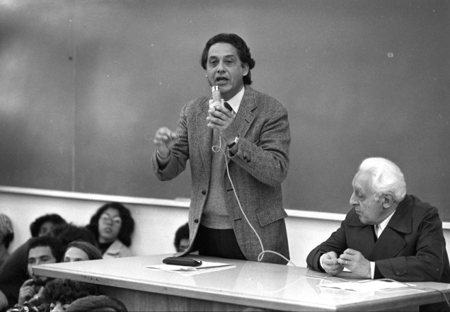 O sociólogo Fernando Henrique Cardoso dá aula na USP, em 1978 -