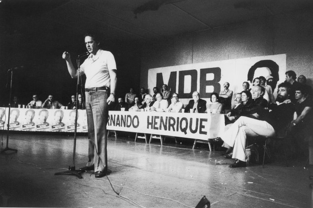 FHC discursa durante homenagem a ele após a aprovação de sua candidatura ao Senado, no Teatro Nydia Lícia, em São Paulo, em 1978 -