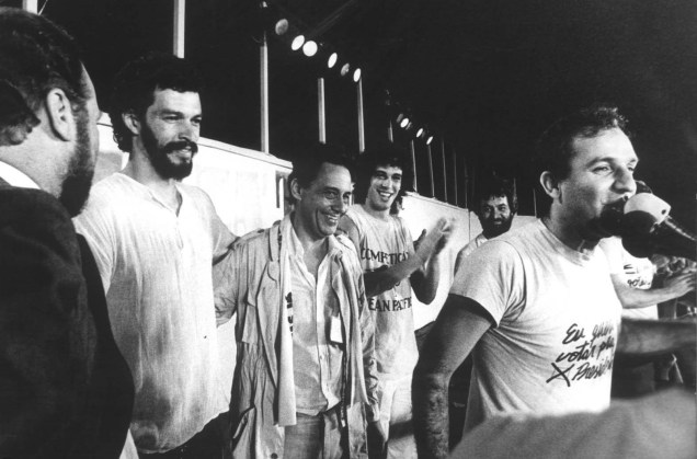 Os jogadores Sócrates e Casagrande, o locutor esportivo Osmar Santos e FHC no comício por eleições diretas, no Vale do Anhangabaú, em São Paulo, em 1984 -
