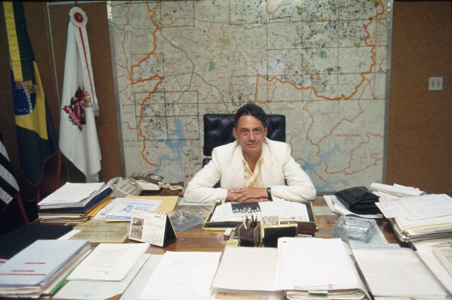 FHC, sentado na cadeira de prefeito de São Paulo, na campanha eleitoral para o cargo, em 1985 -