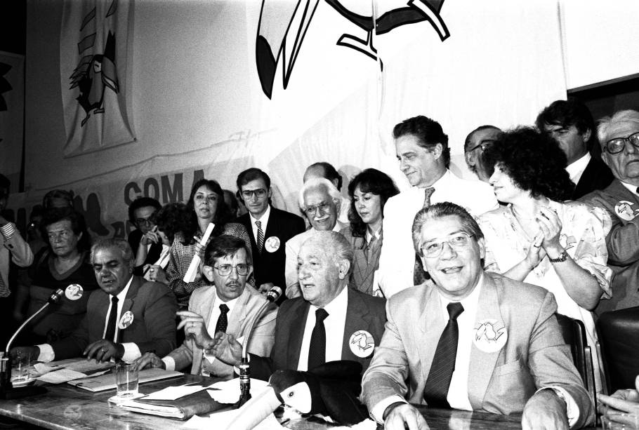 Da esq. para dir.: José Richa, Euclides Scalco, Franco Montoro e Mário Covas na cerimônia de lançamento do PSDB (Partido da Social Democracia Brasileira). Atrás, Fernando Henrique Cardoso -