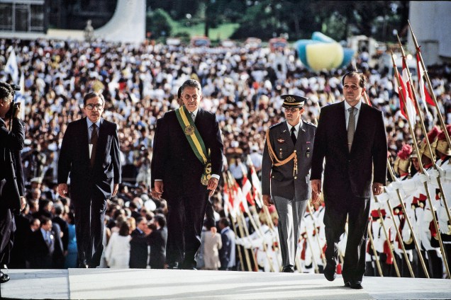 Fernando Henrique Cardoso, presidente da República, sobe a rampa do Palácio do Planalto durante a cerimônia de posse para o eu primeiro mandato, em janeiro de 1995 -