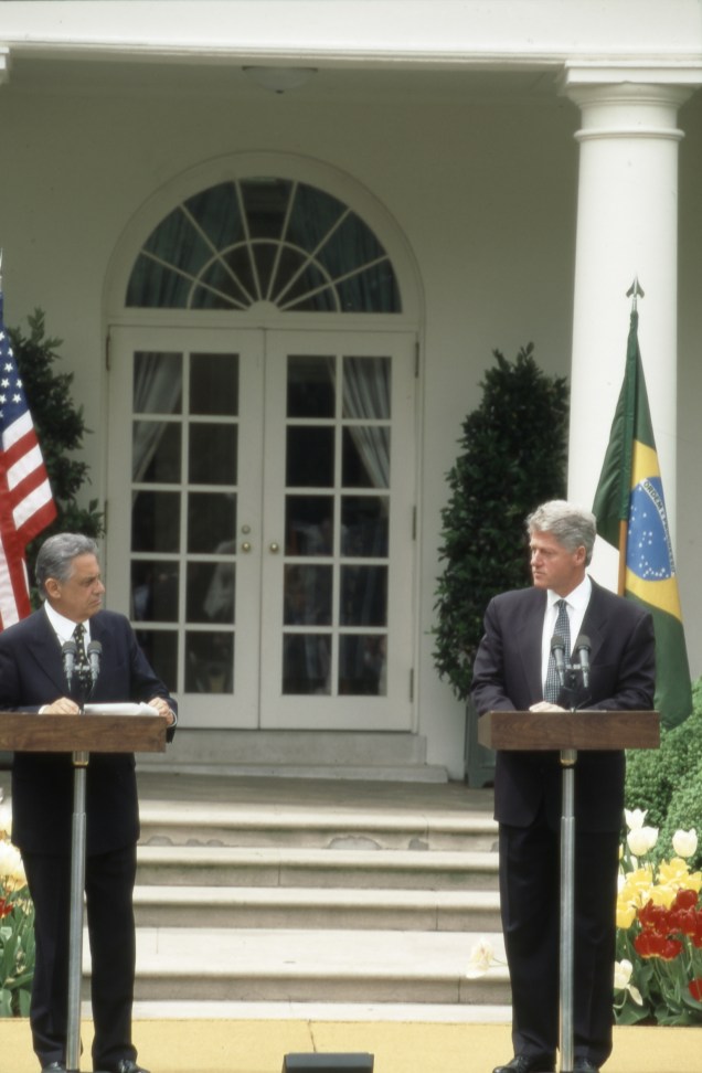 Fernando Henrique Cardoso, presidente do Brasil, com Bill Clinton, presidente dos Estados Unidos, durante entrevista coletiva nos jardins da Casa Branca -
