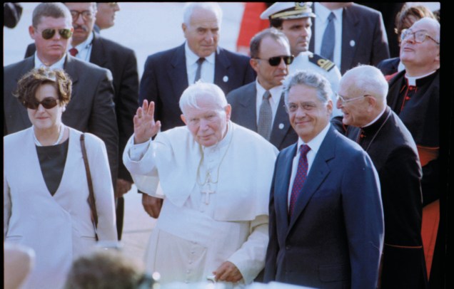 O presidente Fernando Henrique Cardoso e a primeira-dama Ruth Cardoso recebendo o papa João Paulo II -