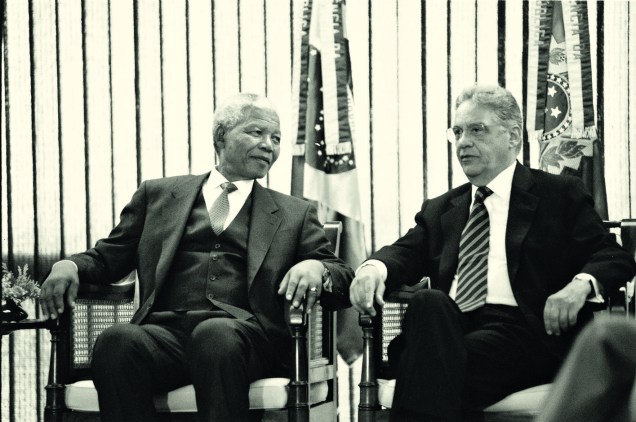 Fernando Henrique Cardoso, presidente da República recebendo no Palácio do Planalto o Presidente da África do Sul, Nelson Mandela, em 1998 -