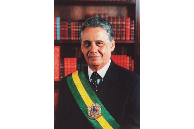 Fernando Henrique Cardoso, presidente do Brasil entre 1994 e 2002, com a faixa presidencial -