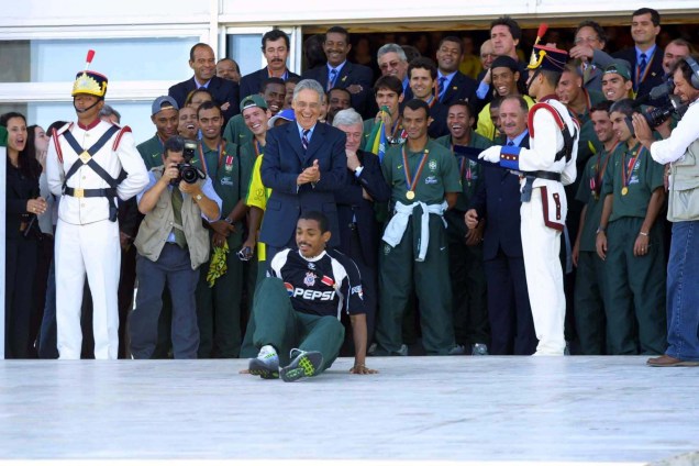 O jogador Vampeta rola pela rampa depois de ser condecorado pelo presidente FHC, na comemoração pelo pentacampeonato mundial, em 2002 -