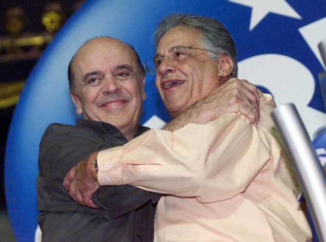 José Serra e FHC durante convenção do PSDB, no ginásio Nilson Nelson, em Brasilia, em 2002 -