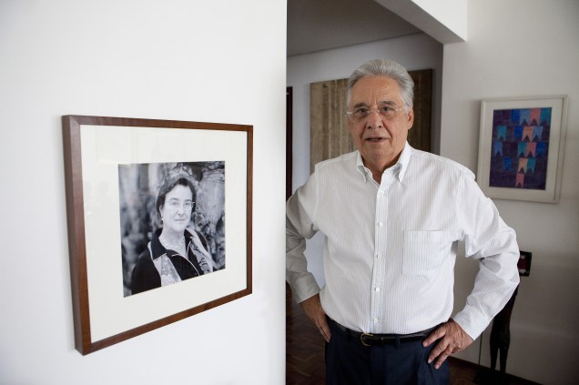 Fernando Henrique Cardoso, ex-presidente da República, ao lado de quadro com fotografia da sua falecida esposa, Ruth Cardoso, em sua residência, no bairro de Higienópolis, em São Paulo -