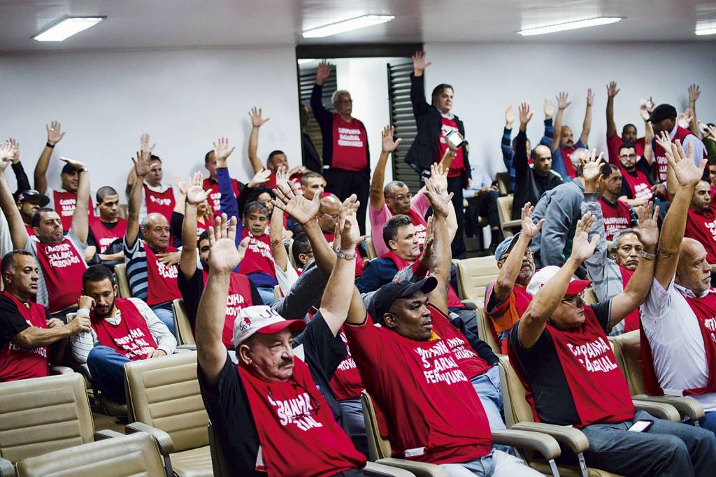 RETROCESSO - Reunião de sindicalistas: a revisão da reforma trabalhista parece ser uma das prioridades do governo -