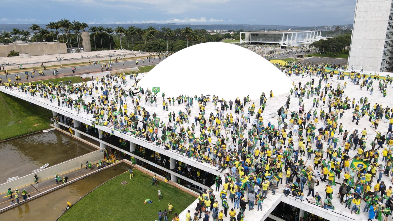 Manifestantes bolsonaristas invadem o Congresso Nacional na cidade de Brasília, DF, neste domingo, 08. Eduardo F S Lima/Futura Press