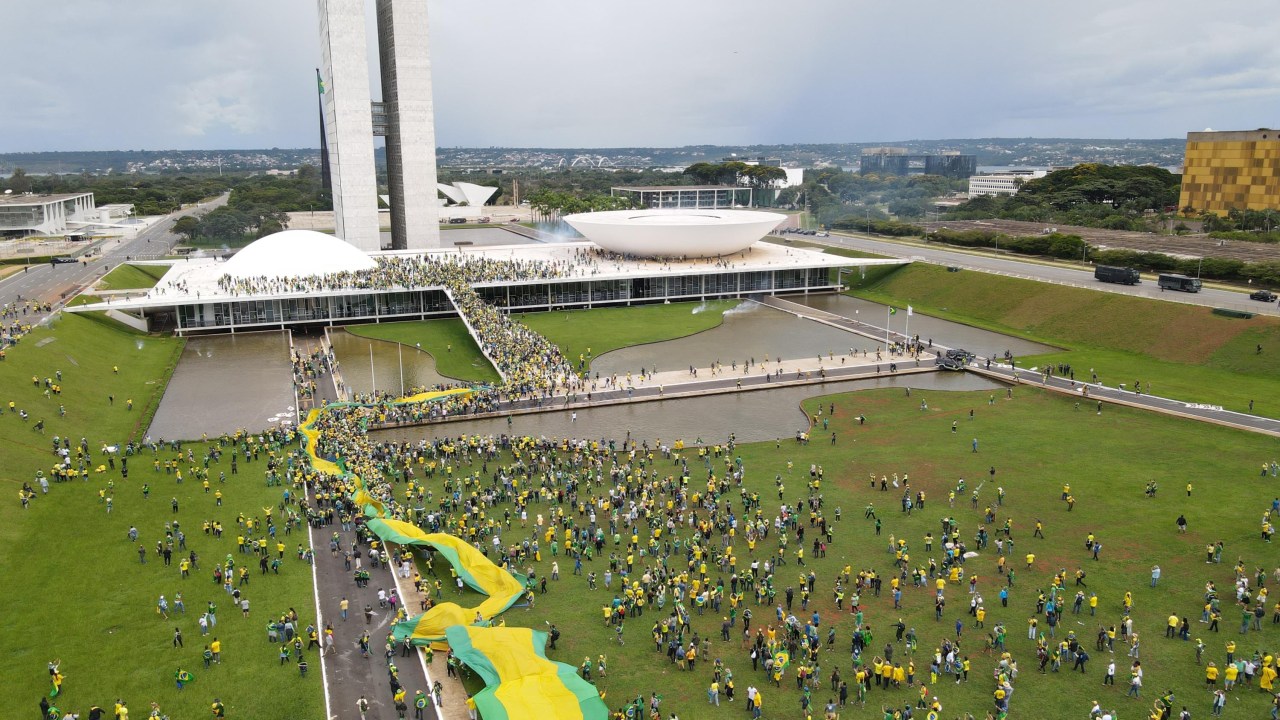 Manifestantes bolsonaristas invadem o Congresso Nacional na cidade de Brasília, DF, neste domingo, 08. Eduardo F S Lima/Futura Press