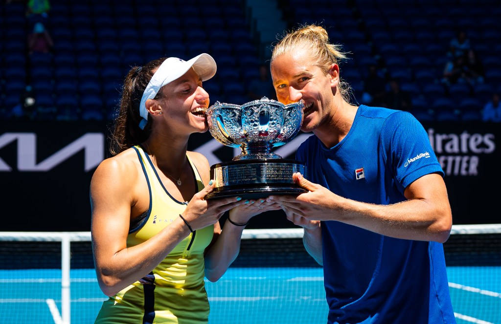 Luisa Stefani e Rafa Matos com o troféu do Australian Open de tênis de 2023