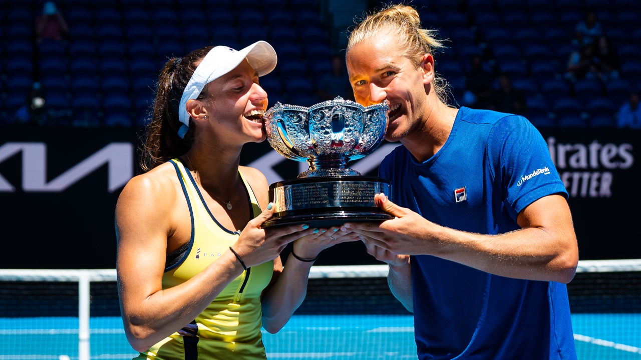 Luisa Stefani e Rafa Matos com o troféu do Australian Open de tênis de 2023