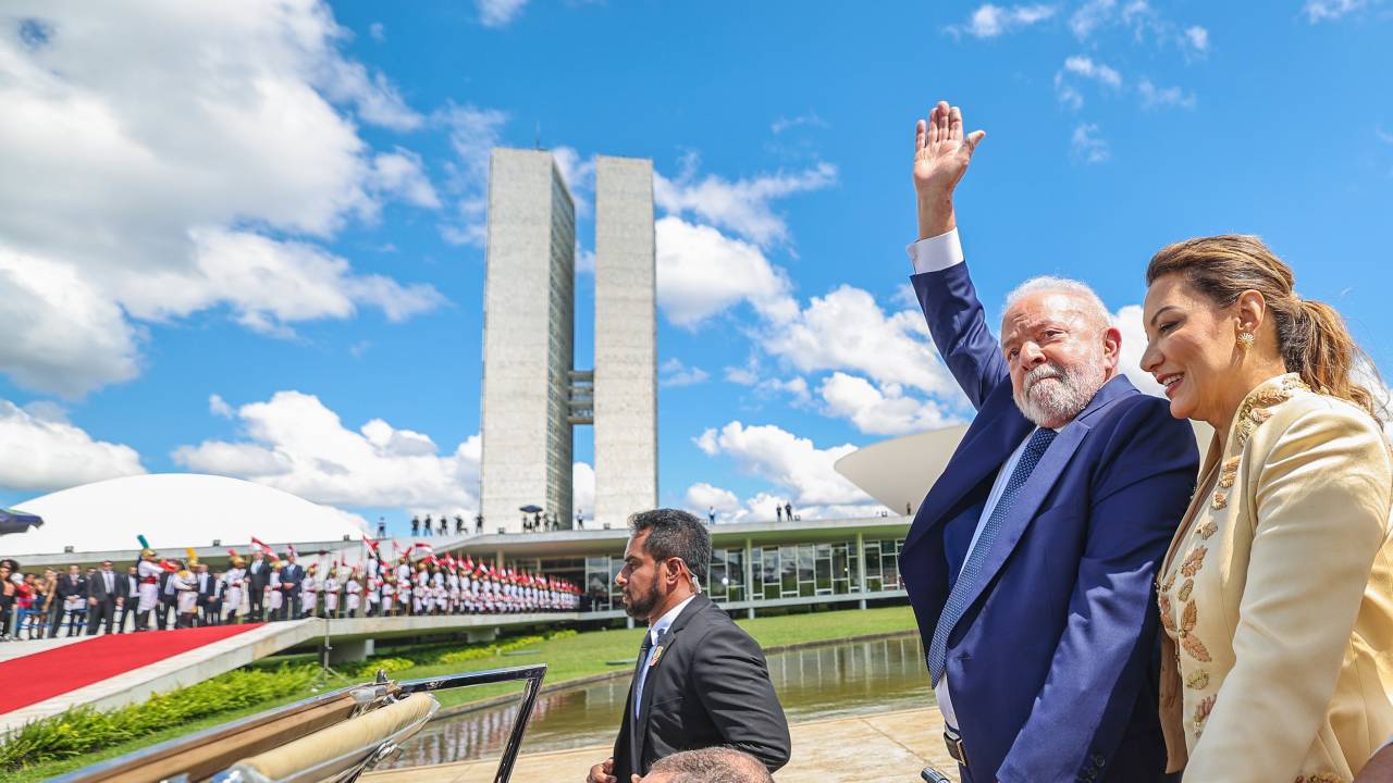 01.01.2023 – Luiz Inácio Lula da Silva toma posse como 39º presidente da República. - Lula, Janja, Álckmin e Lu Alckmin desfilam em carro aberto na Esplanada dos Ministérios. Foto: Ricardo Stuckert