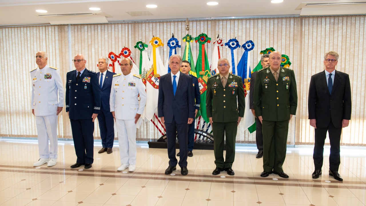 O ministro da Defesa, José Múcio Monteiro, ao lado dos comandantes das Forças Armadas, na sua cerimônia de posse, no ia 2 de janeiro