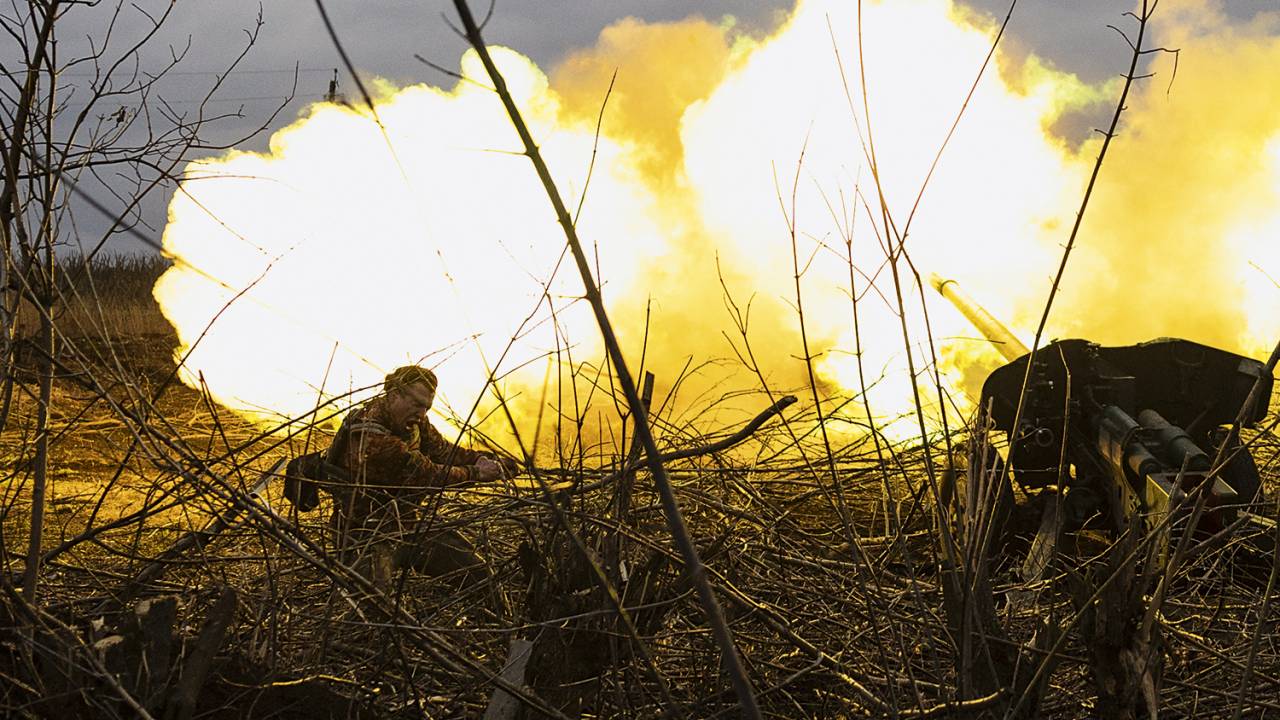 ESCALADA - Soldado ucraniano atira contra posições russas no leste: ataque constante mantém o inimigo na defensiva -