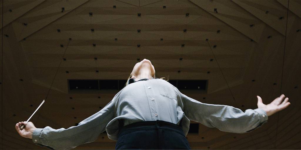 ABRE-1-TAR03.jpg23 SINFONIA DA QUEDA - Blanchett como Tár: em transe diante da orquestra -