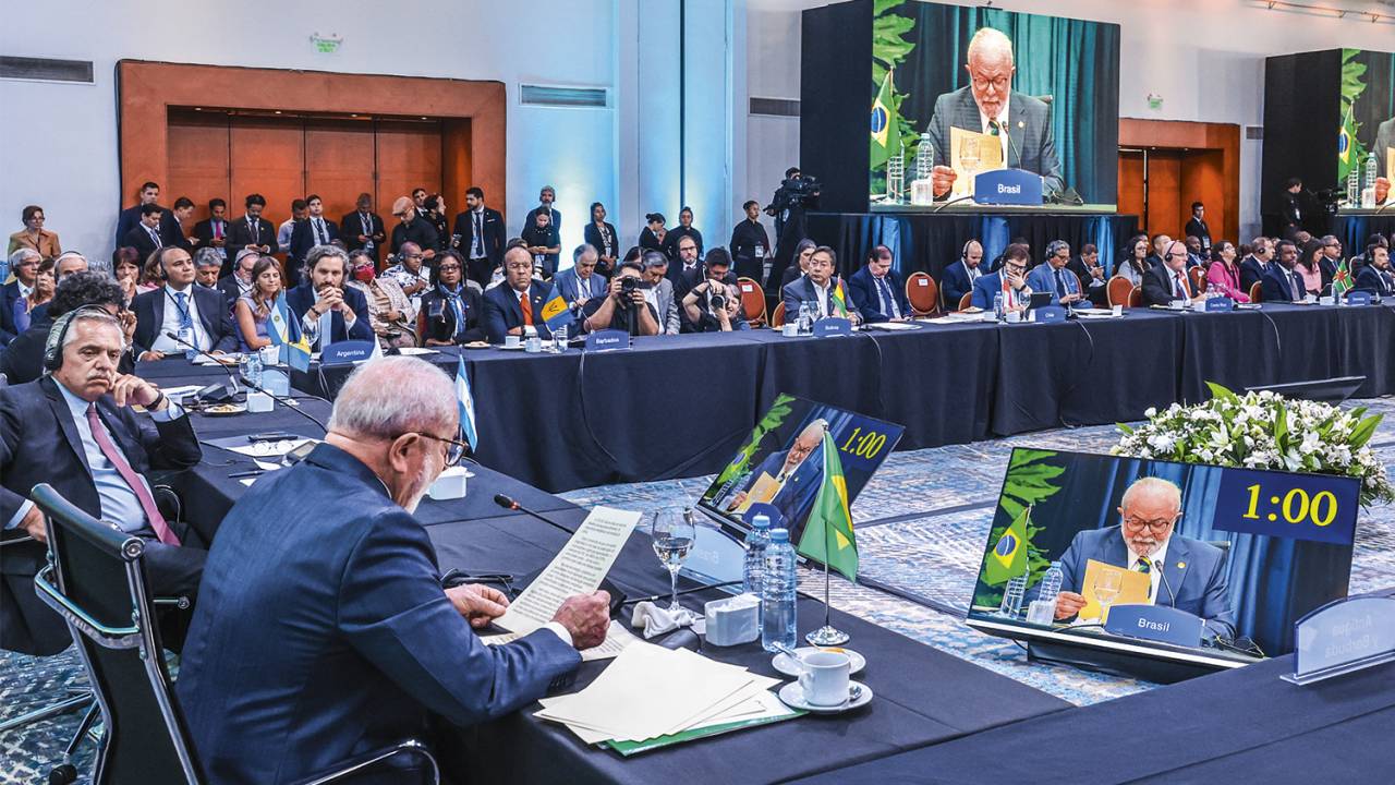 LIDERANÇA - Lula discursa na reunião da Celac: cercado de paparicos e deferência -