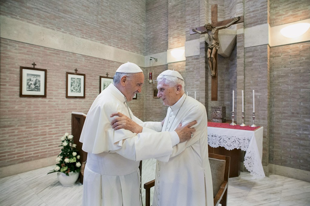 CONTRADITÓRIOS - Joseph Ratzinger (à dir.), já como pontífice emérito, ao lado de Francisco: amizade, apesar de duas visões muito distintas da Igreja Católica -