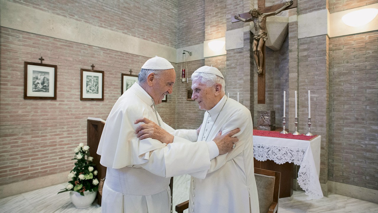 CONTRADITÓRIOS - Joseph Ratzinger (à dir.), já como pontífice emérito, ao lado de Francisco: amizade, apesar de duas visões muito distintas da Igreja Católica -