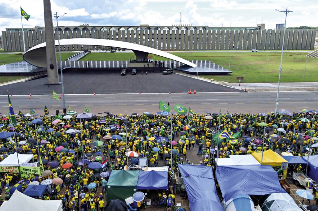 CONFRONTO - Acampamento golpista em Brasília: por pouco, policiais federais em missão oficial não foram linchados -