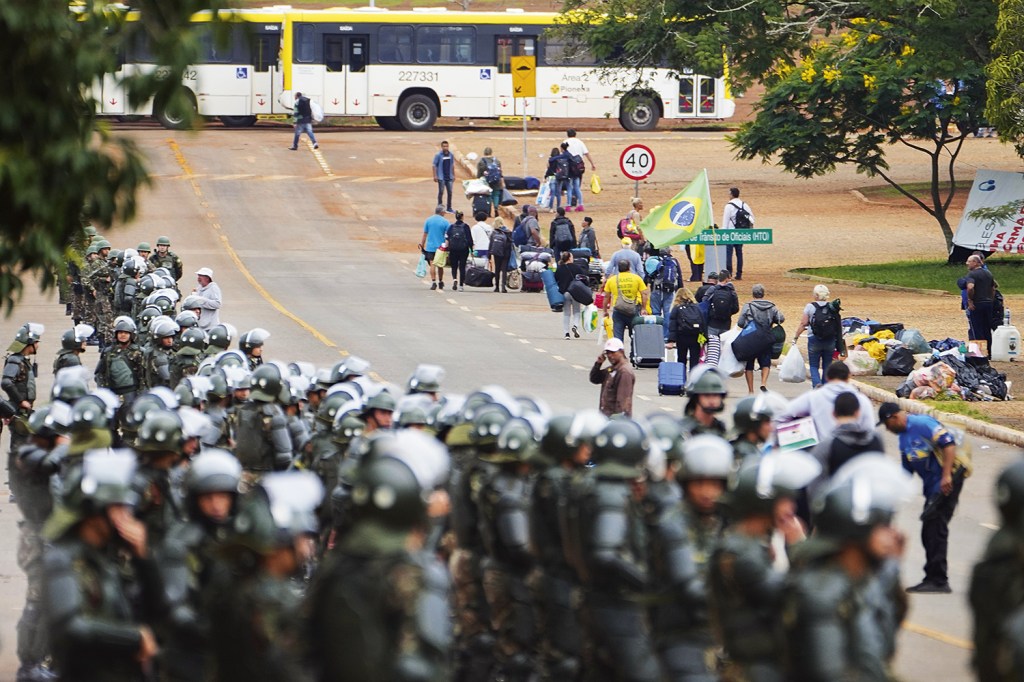 FIM DA LINHA - Acampamento em frente ao QG do Exército é desfeito: abrigo de terroristas -