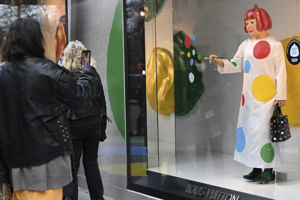 FIGURA POP - Versão robô de Kusama na vitrine da Louis Vuitton em Nova York: peças com bolinhas beiram 30 000 reais -