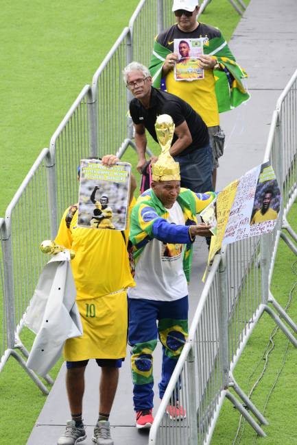Primeiros torcedores a chegar à Vila passaram a madrugada no estádio