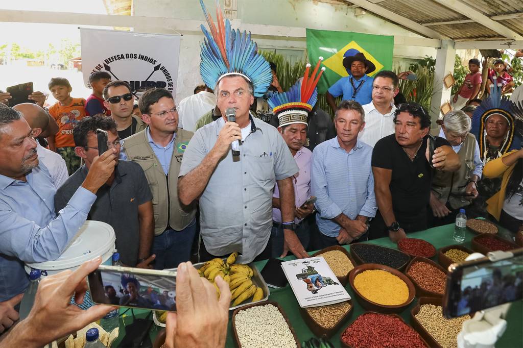 APOIO - Bolsonaro, após visita a garimpo ilegal em Roraima: defesa da atividade -