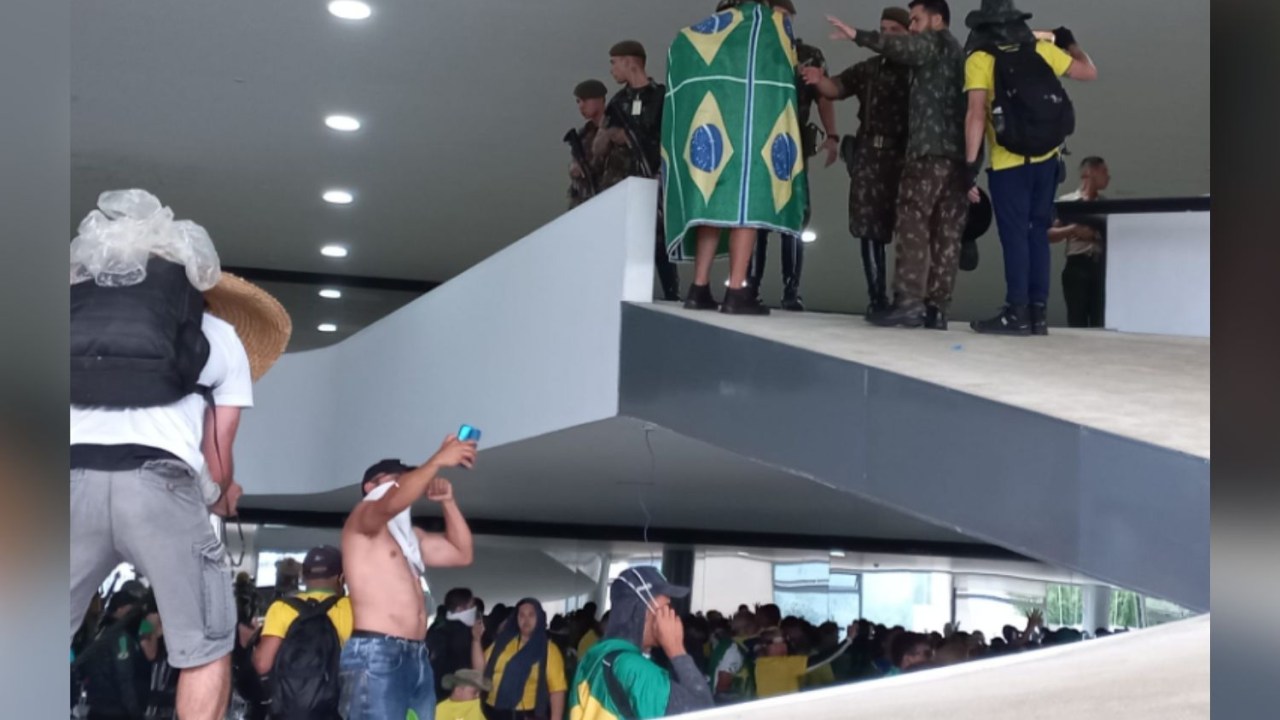 Bolsonaristas invadem o Palácio do Planalto //
