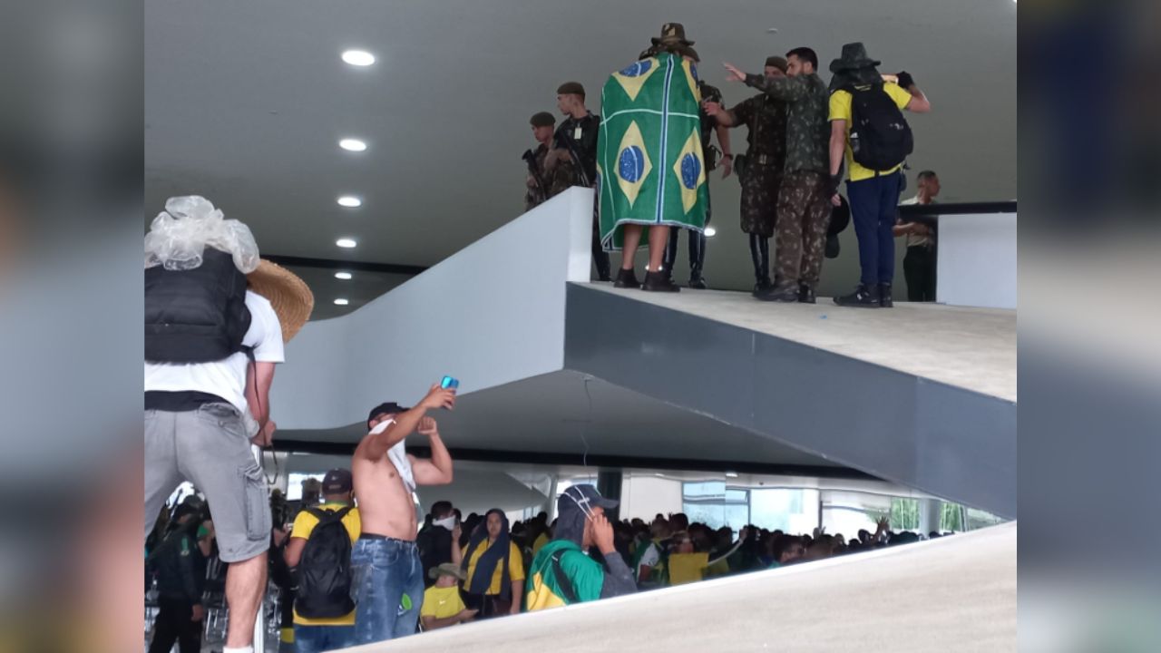 Bolsonaristas invadem o Palácio do Planalto //