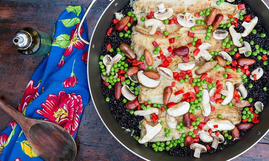 INGREDIENTES LOCAIS: Paella da Montanha do Dona Chica é feita de duas trutas com mini arroz preto, cogumelos, pinhão, linguiça de fumeiro e ervilhas frescas