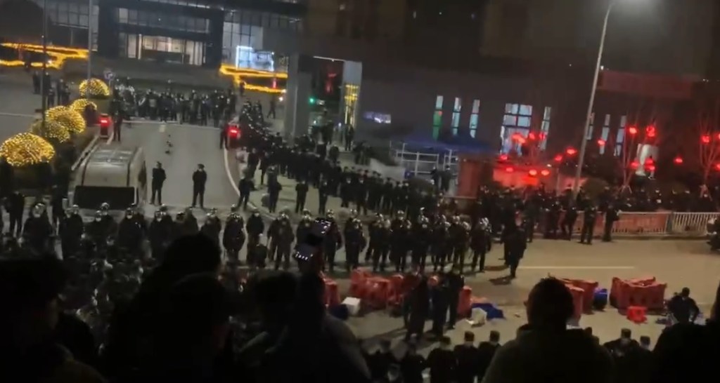 Funcionários de fábrica na China entram em confronto com a polícia após demissões em massa. 09/01/2023 -