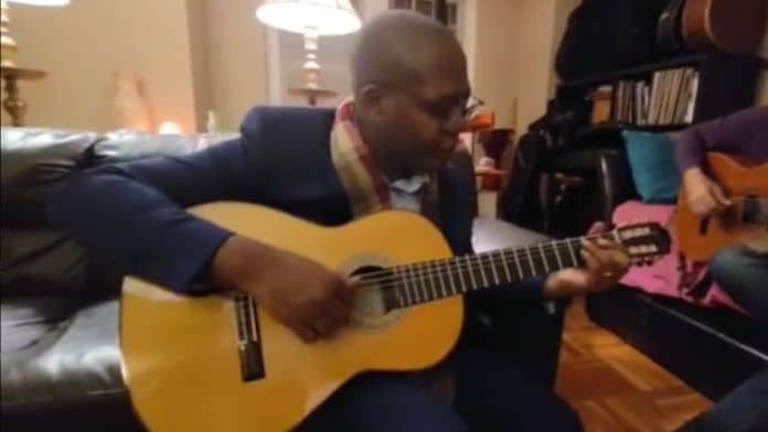 O ministro dos direitos Silvio Almeida tocando violão