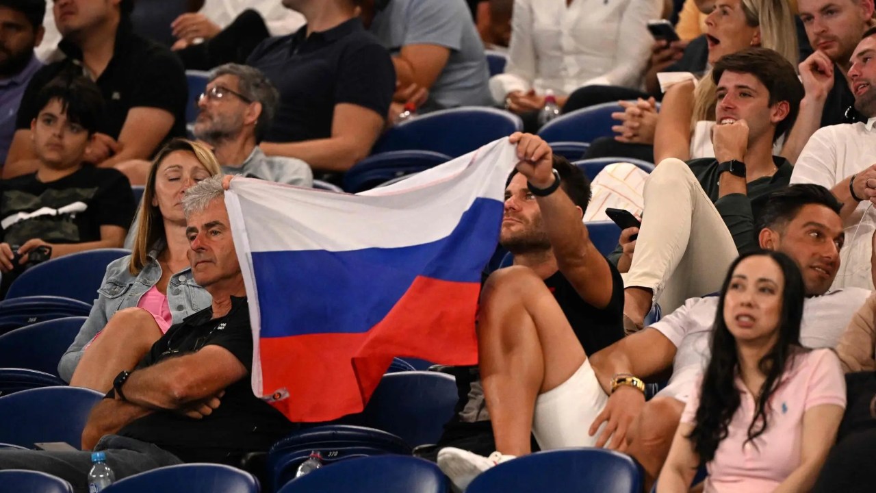Torcedores exibem bandeira russa em partida do primeiro dia do Australian Open. 16/01/2023 -