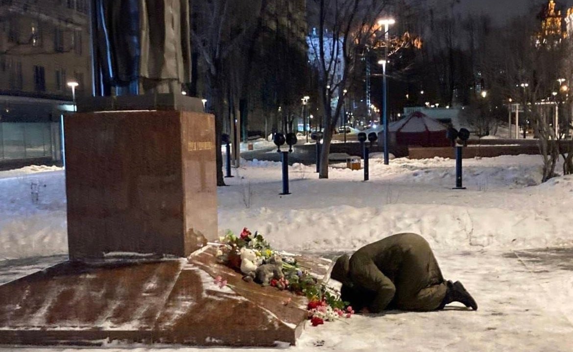 Memorial espontâneo na estátua da escritora Lesya Ukrainka, em Moscou, surgiu após um ataque em Dnipro, na Ucrânia. -