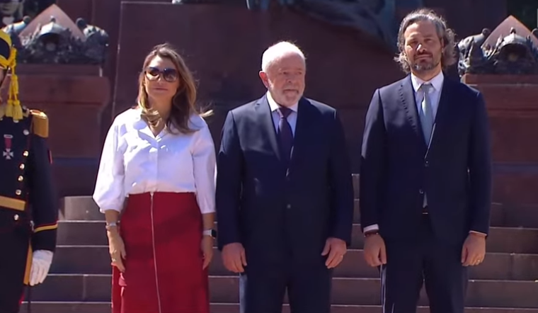 Presidente Lula (c), ao lado da primeira-dama Janja e do chanceler argentino, Santiago Cafiero, na Praça San Martín, em Buenos Aires. 23/01/2023 -