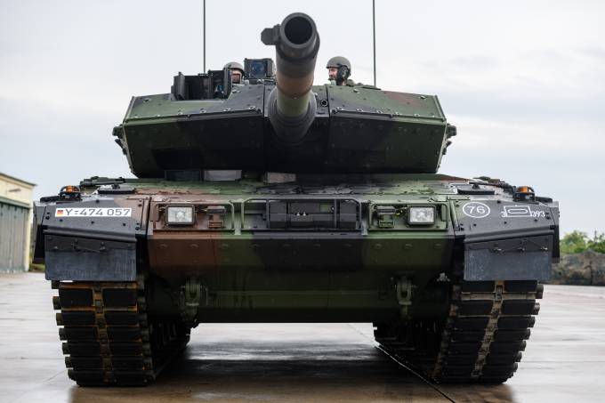 Bundeswehr Receives First Leopard 2 A7V Battle Tanks