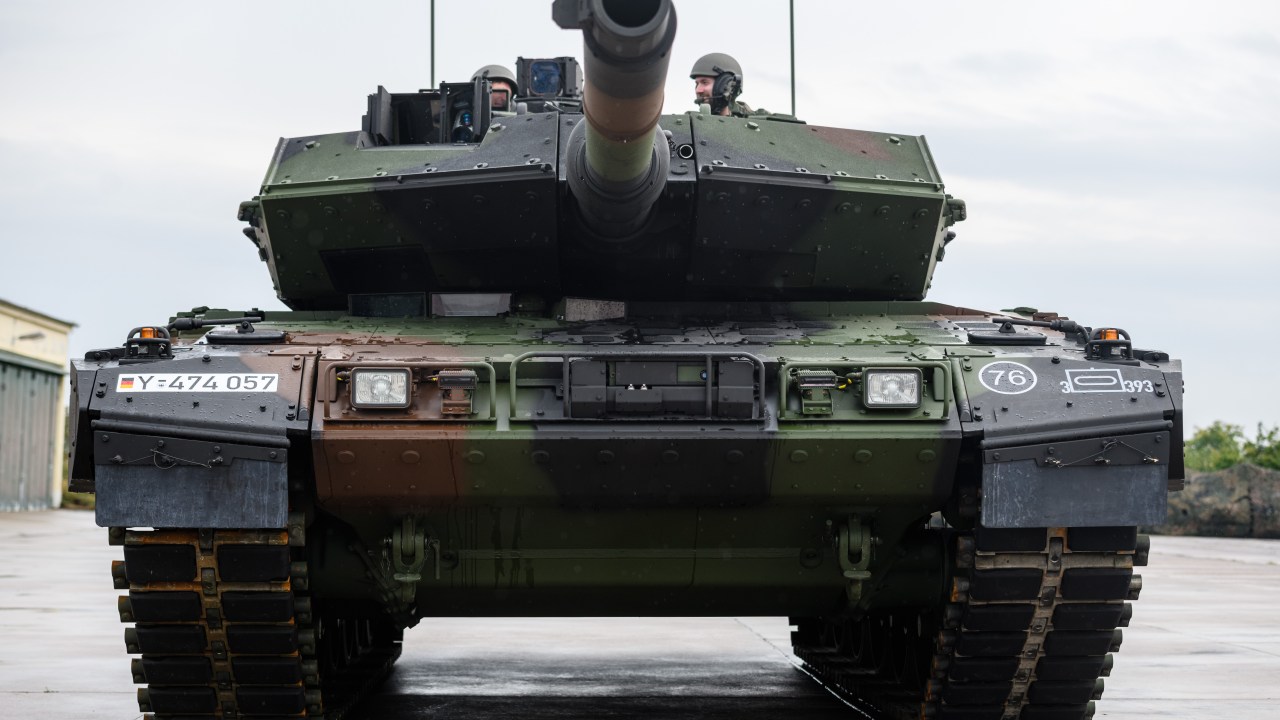 Bundeswehr Receives First Leopard 2 A7V Battle Tanks