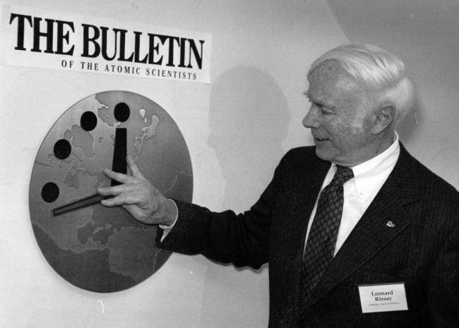 O físico americano Leonard M. Rieser, que trabalhou no Projeto Manhattan, ajusta o Relógio do Juízo Final para 17 minutos para a meia-noite em 1991 -