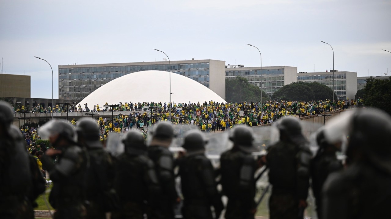 Apoiadores de Bolsonaro invadem prédios dos Três Poderes