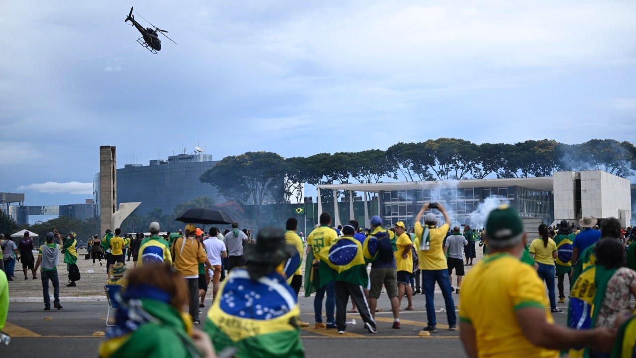 Apoiadores de Bolsonaro invadem prédios dos Três Poderes