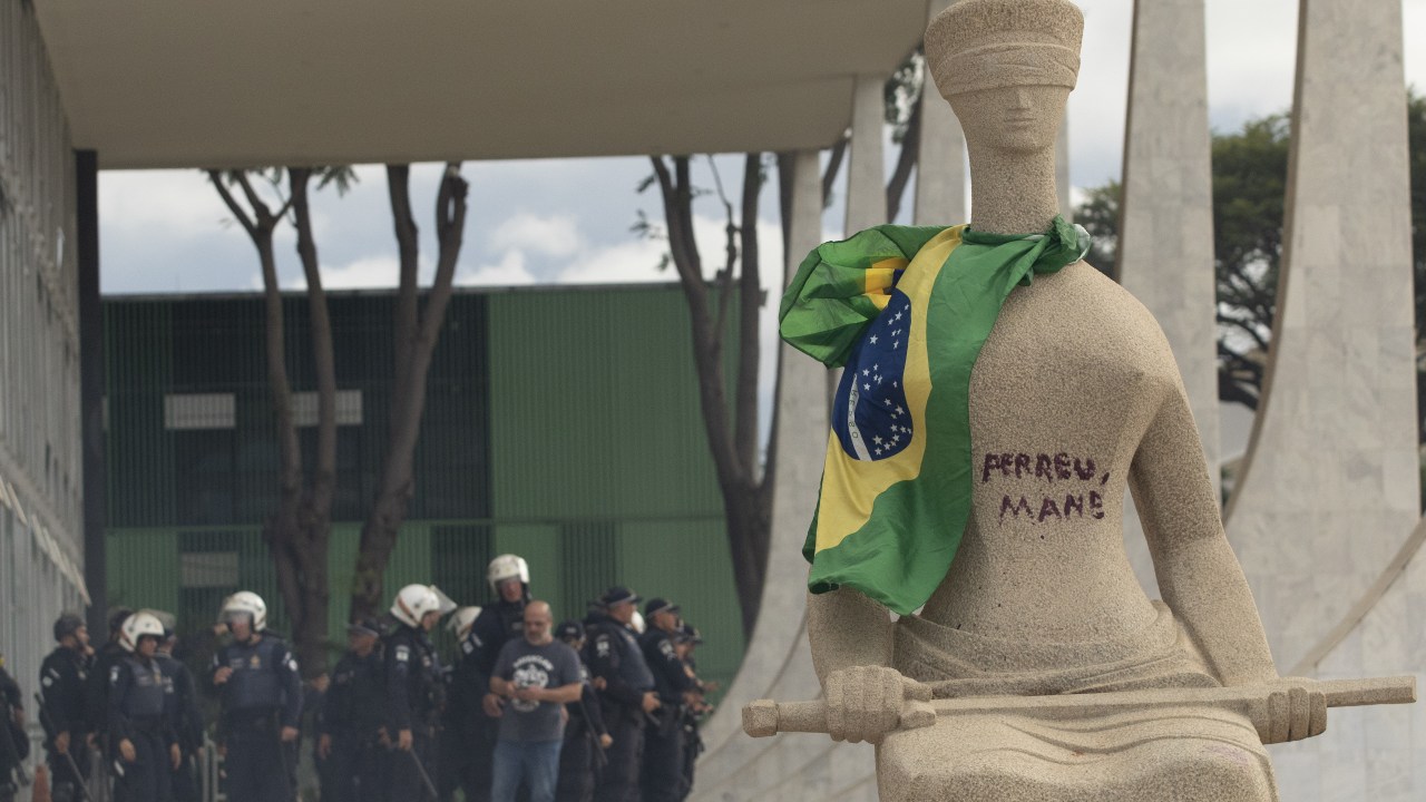 BRASILIA, BRAZIL - JANUARY 08: A view of Lady Justice Statue at the supreme court as supporters of former President Jair Bolsonaro clash with security forces after raiding governmental buildings in Brasilia, Brazil, 08 January 2023. Groups shouting slogans demanding intervention from the army broke through the police barrier and entered the Congress building, according to local media. Police intervened with tear gas to disperse pro-Bolsonaro protesters. Bolsonaro supporters also managed to invade and ransack the National Congress, Planalto Palace, or President's office, and the Supreme Federal Court. (Photo by Joedson Alves/Anadolu Agency via Getty Images)