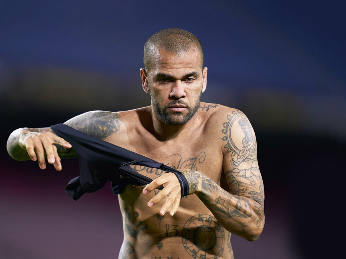 O que leva boleiros como Daniel Alves a se envolve... | VEJA