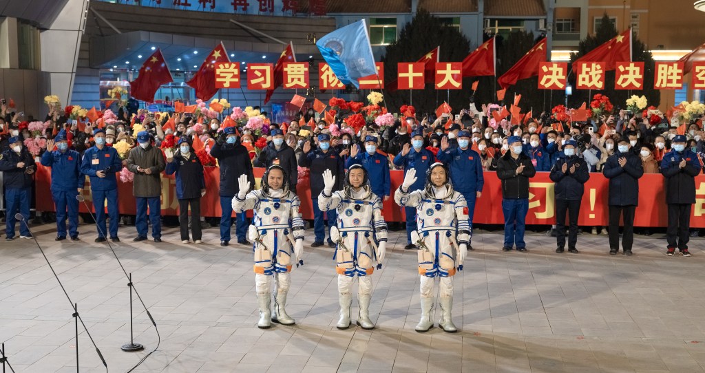 JIUQUAN, CHINA - 29 DE NOVEMBRO: (E-D) Os astronautas chineses Zhang Lu, Deng Qingming e Fei Junlong da missão espacial tripulada Shenzhou-15 participam de uma cerimônia de despedida no Jiuquan Satellite Launch Center em 29 de novembro de 2022 em Jiuquan, província de Gansu da China