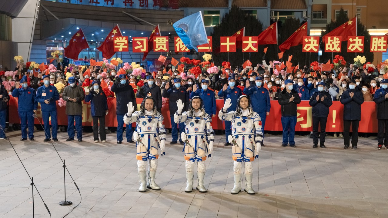 JIUQUAN, CHINA - 29 DE NOVEMBRO: (E-D) Os astronautas chineses Zhang Lu, Deng Qingming e Fei Junlong da missão espacial tripulada Shenzhou-15 participam de uma cerimônia de despedida no Jiuquan Satellite Launch Center em 29 de novembro de 2022 em Jiuquan, província de Gansu da China